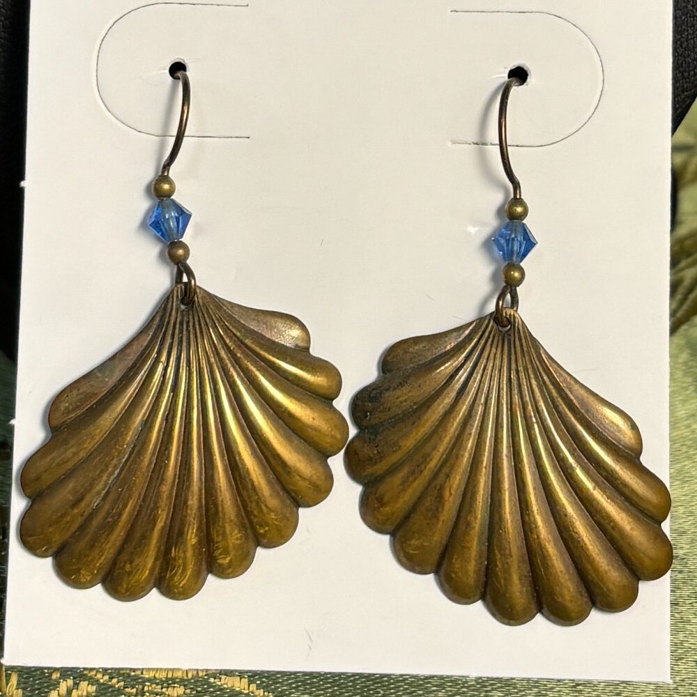 🌈 Sale! 🌈 Vintage brass seashell earrings with Swarovski accent bead